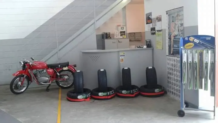 Zona accettazione dell’Autofficina Valente con pneumatici e moto d’epoca